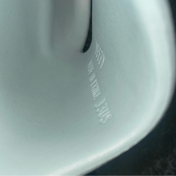 YEEZY Slides Salt - Picture 8 of 8
